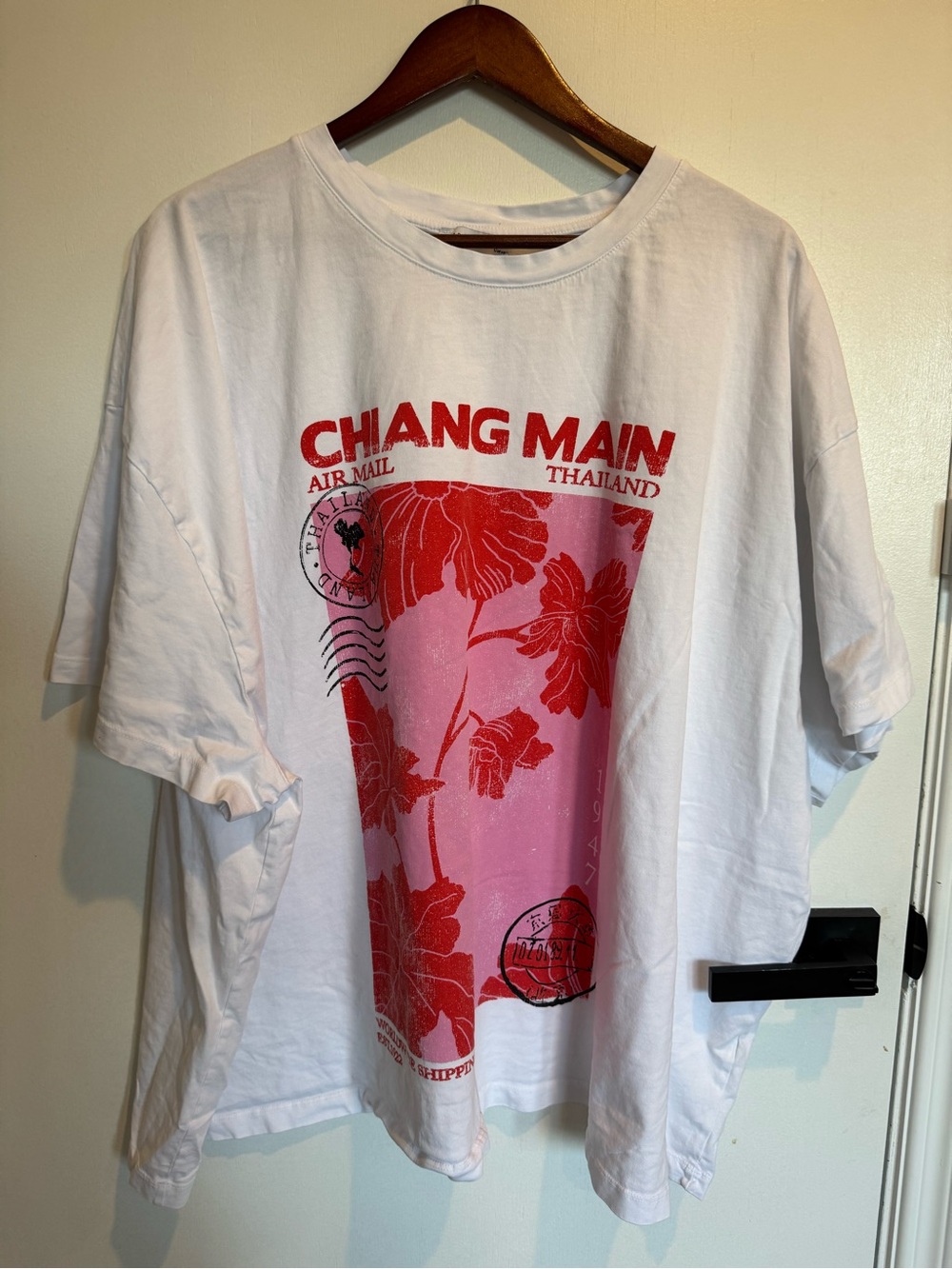 White Women’s Ovcersized Graphic T‑Shirt with Red/Pink Floral Print